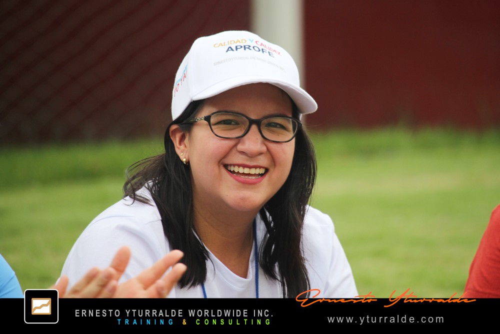 Ernesto Yturralde recibiendo un reconocimiento internacional en México por su destacada trayectoria en Team Building y Aprendizaje Experiencial